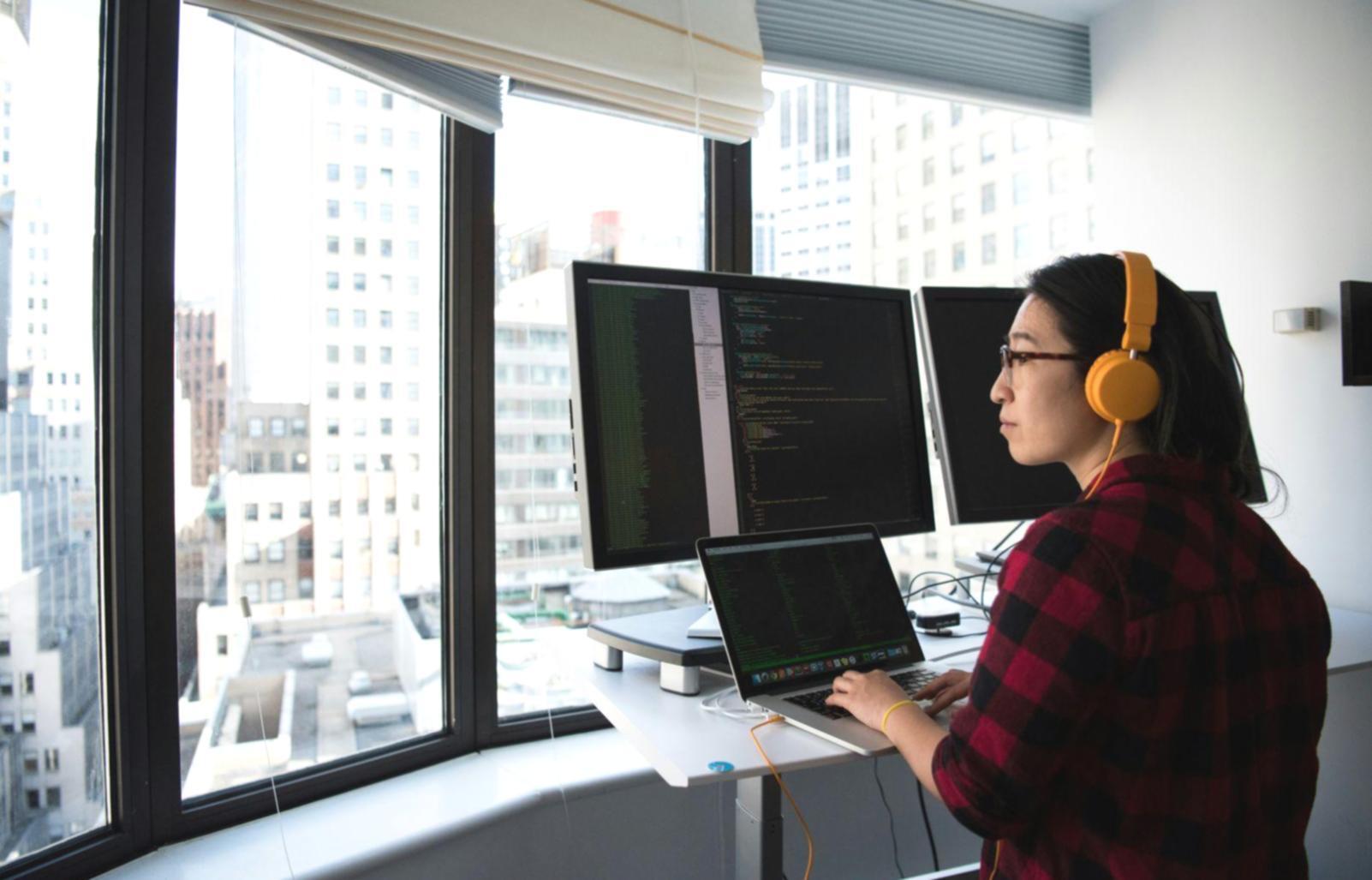 Espace de travail avec analyse financière et outils de gestion budgétaire